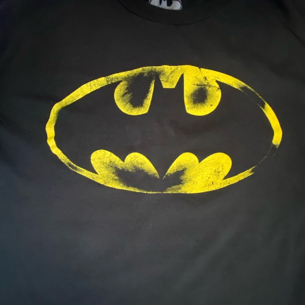 Batman T-shirt With Vintage Inspired Logo Men’s Size Large Black Bat Symbol